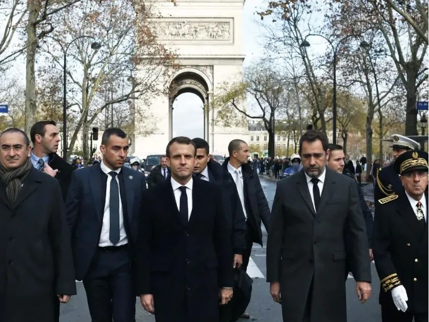 Tổng thống Pháp Emmanuel Macron (thứ ba từ trái sang) thăm Khải Hoàn Môn sau khi nơi này bị người biểu tình sơn vẽ, bị cướp phá nghiêm trọng cuối tuần trước. Ảnh: