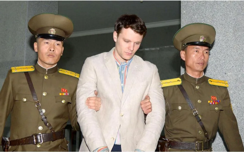 Công dân Mỹ Otto Warmbier (giữa), sinh viên đại học Virginia được đưa ra tòa án ở Bình Nhưỡng (Triều Tiên) tháng 3-2016. Ảnh: REUTERS