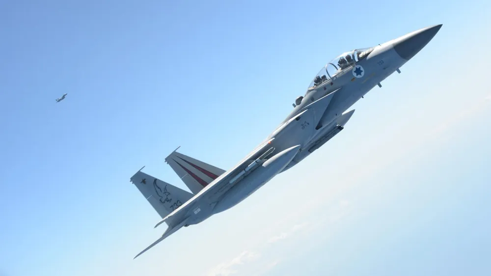 Không quân Israel vừa phải hạ cánh toàn bộ đội hình máy bay chiến đấu F-15 sau khi xảy ra sự cố một chiếc F-15 tung nắp buồng lái ở độ cao hơn 9.000m. Ảnh: HAARETZ