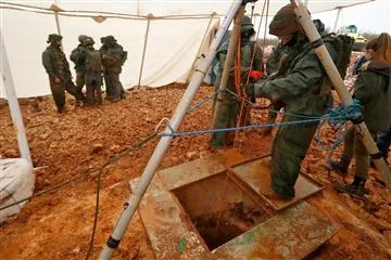 Binh sĩ Israel tại khu vực phát hiện một đường hầm nối Lebanon với Israel, ngày 19-12-2018. Ảnh: AFP