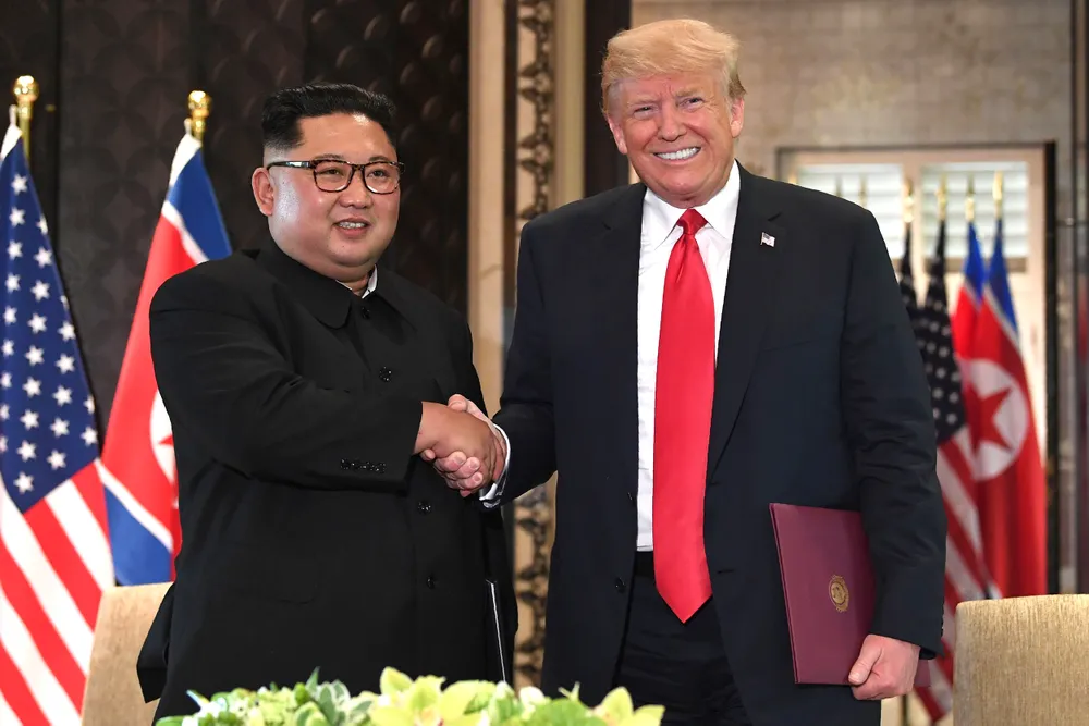 Lãnh đạo Triều Tiên Kim Jong-un (trái) gặp thượng đỉnh Tổng thống Mỹ Donald Trump (phải) tại Singapore ngày 12-6-2018. Ảnh: REUTERS