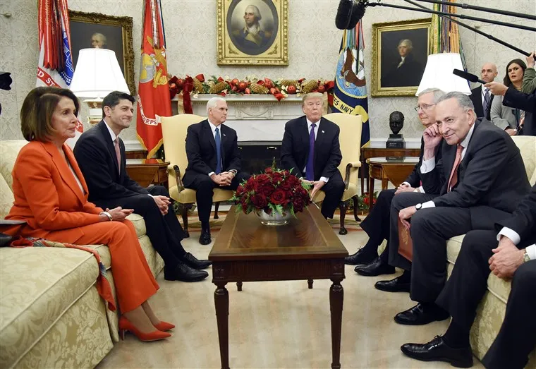 (Từ trái sang): Bà Nancy Pelosi lúc còn là lãnh đạo phe thiểu số Dân chủ tại Hạ viện, Chủ tịch Hạ viện Paul Ryan (đảng Cộng hòa), Phó Tổng thống Mike Pence, Tổng thống Donald Trump, lãnh đạo phe đa số Cộng hòa tại Thượng viện Mitch McConnell, lãnh đạo phe thiểu số Dân chủ tại Thượng viện Chuck Schumer trong một cuộc họp tại Nhà Trắng ngày 7-12-2017. Ảnh: EPA