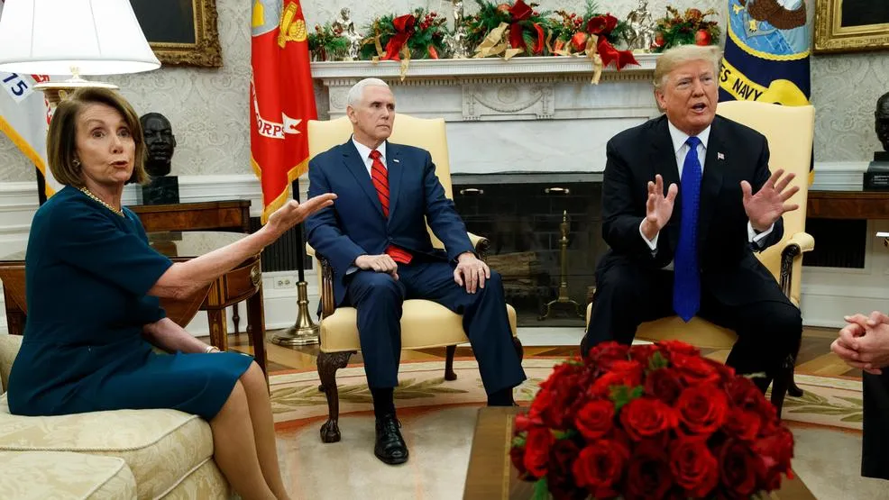 Bà Nancy Pelosi (trái) – lúc vừa đắc cử Chủ tịch Hạ viện nhưng chưa nhậm chức- tranh cãi dữ dội về chuyện chi tiền xây tường ngăn biên giới với Mexico trong cuộc gặp với Tổng thống Mỹ Donald Trump (phải) tại Nhà Trắng ngày 11-12-2018, trước sự chứng kiến của Phó Tổng thống Mỹ Mike Pence (giữa). Ảnh: AP