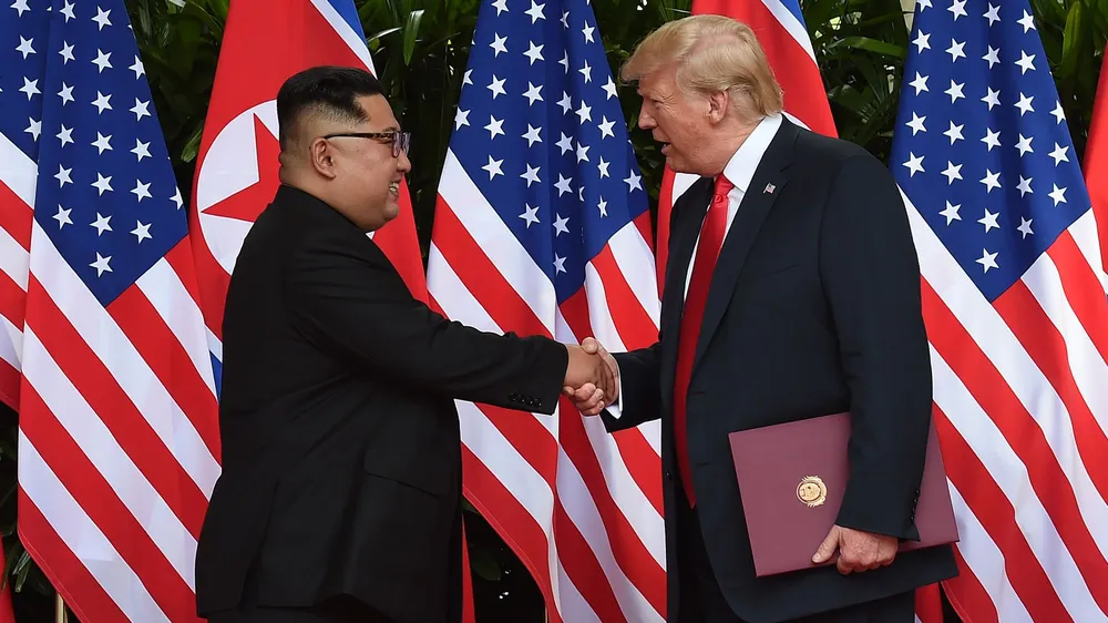 Tổng thống Mỹ Donald Trump (phải) và lãnh đạo Triều Tiên Kim Jong-un (trái) gặp nhau lần một ngày 12-6-2018 ở Singapore. Ảnh: AXIOS