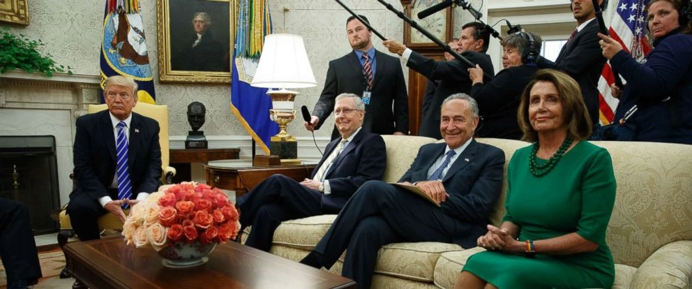 Lãnh đạo phe đa số Cộng hòa tại Thượng viện Mitch McConnell (thứ hai từ trái sang) trong một cuộc gặp với Tổng thống Mỹ Donald Trump (trái), Lãnh đạo phe thiểu số Dân chủ tại Thượng viện Chuck Schumer (thứ hai từ phải sang), bà Nancy Pelosi lúc đó còn là Lãnh đạo phe Thiểu số Dân chủ tại Hạ viện (phải) tại Nhà Trắng. Ảnh: AP