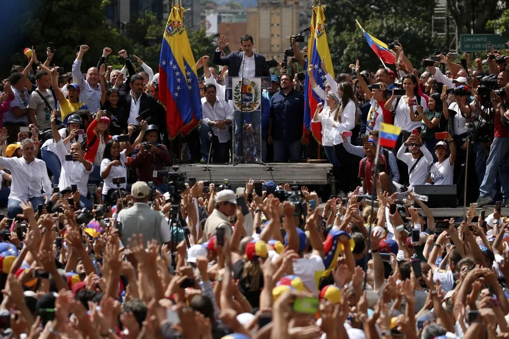 Lãnh đạo đối lập, Chủ tịch Quốc hội Venezuela Juan Guiado phát biểu trước người ủng hộ ở thủ đô Caracas ngày 23-1, tuyên bố mình là tổng thống lâm thời của Venezuela. Ảnh: AP