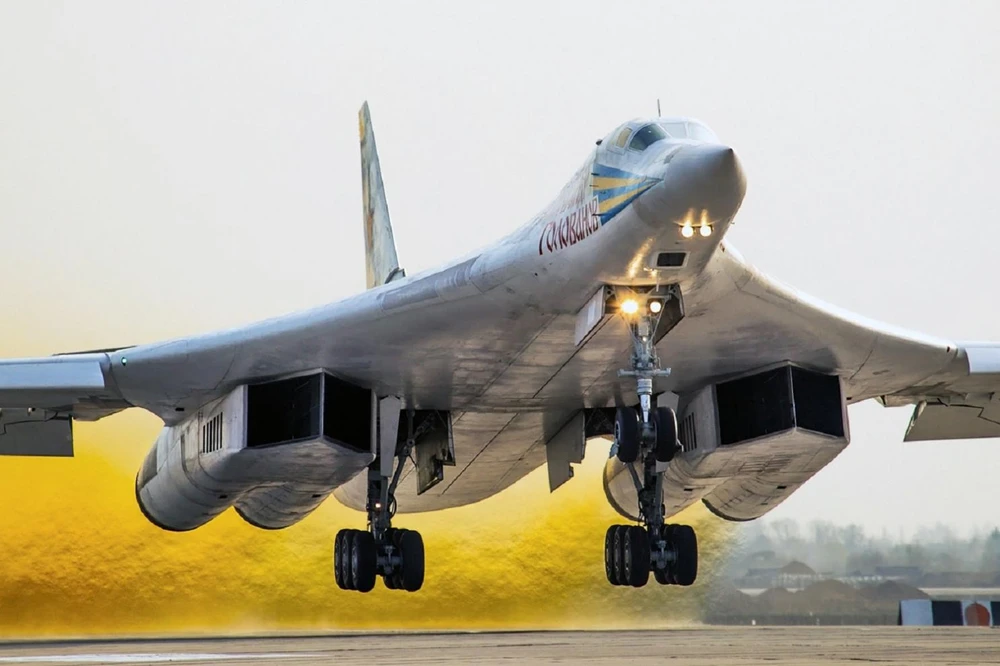 Máy bay ném bom chiến lược Tu-160 Blackjack của Nga. Ảnh: NATIONAL INTEREST