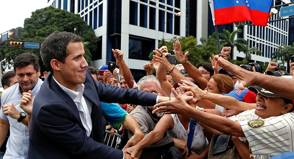 Tổng thống lâm thời tự xưng Juan Guaido (trái) bị cấm rời khỏi Venezuela. Ảnh: REUTERS