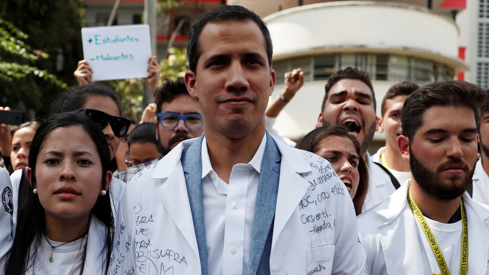 Lãnh đạo đối lập, Chủ tịch Quốc hội, tổng thống tự xưng của Venezuela Juan Guaido (giữa) tham gia biểu tình chống chính phủ Tổng thống Nicolas Maduro bên ngoài một bệnh viện ở thủ đô Caracas ngày 30-1. Ảnh: REUTERS