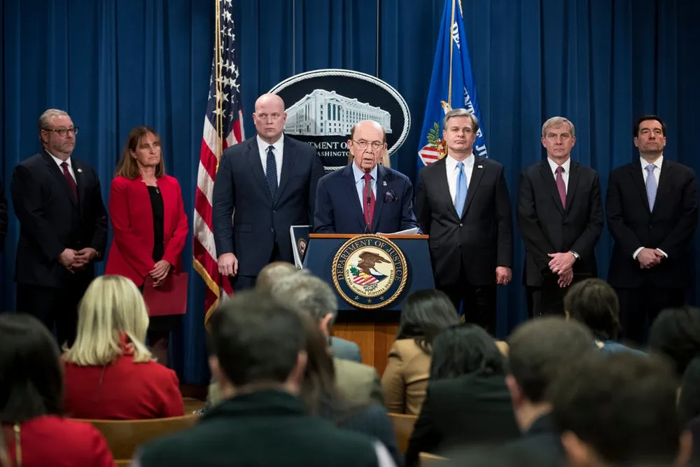 Bộ trưởng Thương mại Mỹ Wilbur Ross thông báo về việc truy tố Trung Quốc và Huawei ngày 28-1. Ảnh: NEW YORK TIMES