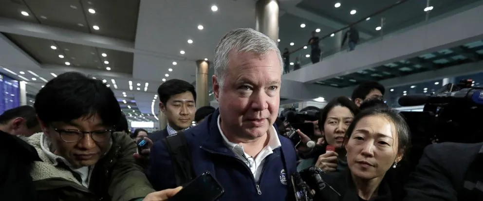 Đặc phái viên Mỹ về Triều Tiên Stephen Biegun (giữa) gặp báo chí tại sân bay quốc tế Incheon (Hàn Quốc) ngày 3-2. Ảnh: AP