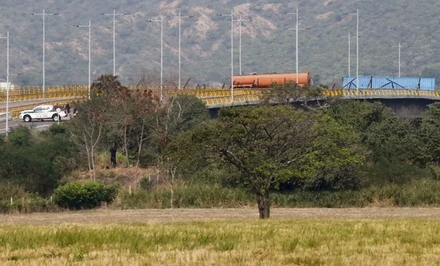 Cây cầu Tienditas ở tỉnh Cucutas (Colombia) nối biên giới Venezuela bị phong tỏa. Ảnh: REUTERS