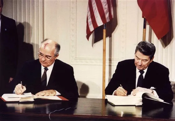 Tổng thống Mỹ Ronald Reagan (phải) và Lãnh đạo Liên bang Xô Viết Mikhail Gorbachev ký Hiệp ước INF tại Nhà Trắng ngày 8-12-1987, nhằm giảm đe dọa chiến tranh hạt nhân ở châu Âu. Ảnh: REUTERS