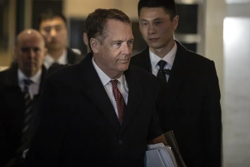 Đại diện Thương mại Mỹ Robert Lighthizer (giữa) sang Trung Quốc đàm phán thương mại ngày 14-2. Ảnh: REUTERS