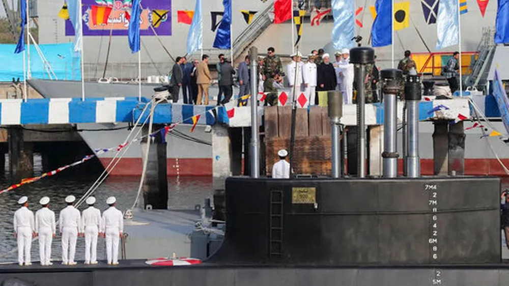 Tổng thống Iran Hassan Rouhani (giữa, mang khăn choàng) và các lãnh đạo Iran cấp cao khác tham dự lễ hạ thủy tàu ngầm nội địa Fateh ở cảng Bander Abbas (Iran) ngày 17-2. Ảnh: AP