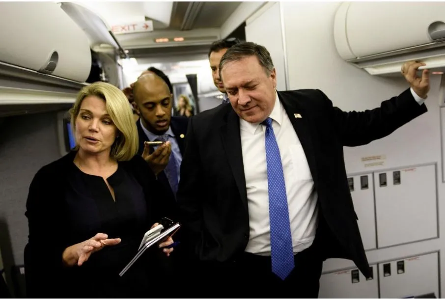 Người phát ngôn Bộ Ngoại giao Mỹ Heather Nauret và Ngoại trưởng Mỹ Mike Pompeo trao đổi với báo chí tháp tùng trên chiếc máy bay chở ông Pompeo sang thăm Mexico tháng 10-2018. Ảnh: REUTERS