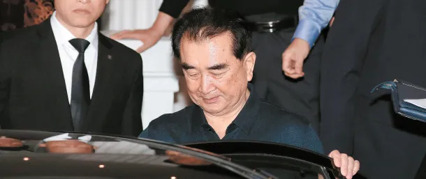 Chủ tịch Ủy ban Các Vấn đề nhà nước Triều Tiên Kim Chang-son (giữa) vào khách sạn 5 sao Sofirel Legend Metropole ở Hà Nội ngày 16-2. Khách sạn này là một trong những địa điểm lãnh đạo Triều Tiên Kim Jong-un có thể ở trong thời gian ở Việt Nam gặp thượng đỉnh Tổng thống Mỹ Donald Trump vào 2 ngày 27 và 28-2 tới. Ảnh: NEWS1