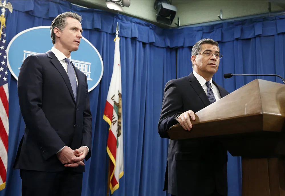 Trưởng Công tố bang California Xavier Becerra (phải) và Thống đốc bang California Gavin Newsom từng hàng chục lần kiện tổng thống. Ảnh: AP