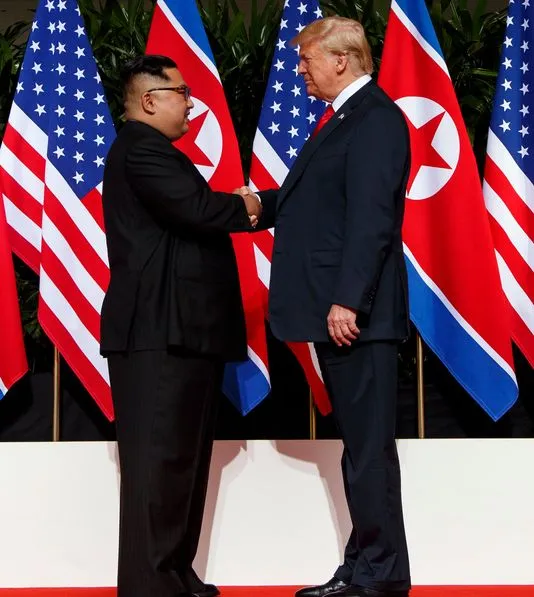Tổng thống Mỹ Donald Trump (phải) và lãnh đạo Triều Tiên Kim Jong-un trong cuộc gặp thượng đỉnh lần một tại Singapore ngày 12-6-2018. Ông Trump nói ông không có chút áp lực nào về thời gian, lịch trình trong chuyện giải trừ hạt nhân Triều Tiên. Ảnh: AP