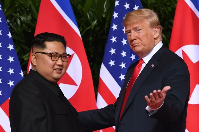 Tổng thống Mỹ Donald Trump và lãnh đạo Triều Tiên Kim Jong-un trong cuộc gặp thượng đỉnh đầu tiên ở khách sạn Capella (Singapore) ngày 12-6-2018. Ảnh: REUTERS