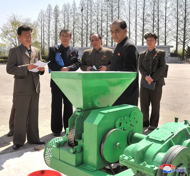 Thủ tướng Triều Tiên Park Pong-ju (giữa) thăm Viện Nghiên cứu Nông nghiệp Triều Tiên ngày 25-4-2018. Ảnh: KCNA