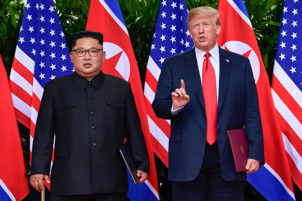 Tổng thống Mỹ Donald Trump (phải) và lãnh đạo Triều Tiên Kim Jong-un gặp thượng đỉnh lần một tại Singapore năm ngoái. Ảnh: AP