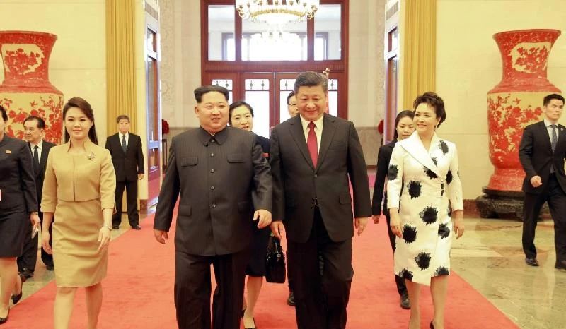 Phu nhân Ri Sol-ju (trái) tháp tùng cùng chồng là lãnh đạo Triều Tiên Kim Jong-un trong chuyến thăm Trung Quốc năm ngoái và được vợ chồng Chủ tịch Trung Quốc Tập Cận Bình (phải) đón tiếp. Ảnh: REUTERS