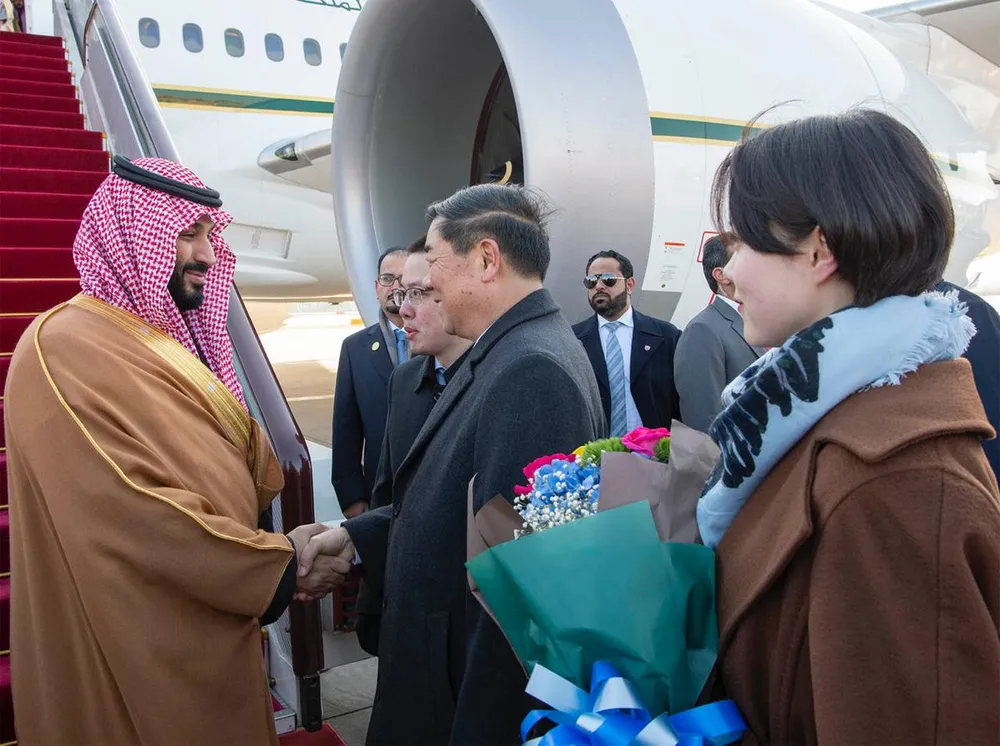 Thái tử Mohammed bin Salman được đón tiếp tại sân bay khi đến Trung Quốc. Ảnh: TWITTER
