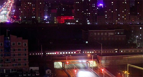 Đoàn tàu được cho là chở lãnh đạo Triều Tiên Kim Jong-un xuất hiện tại TP Đan Đông, tỉnh Liêu Ninh (Trung Quốc) tối 23-2. Ảnh: REUTERS