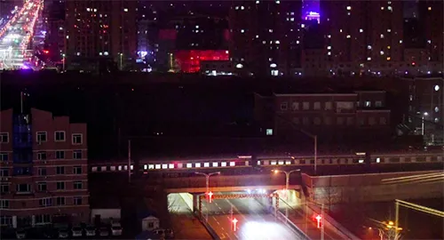 Đoàn tàu được cho là chở nhà lãnh đạo CHDCND Triều Tiên Kim Jong-un xuất hiện tại TP Đan Đông, tỉnh Liêu Ninh (Trung Quốc) tối 23-2. Ảnh: REUTERS