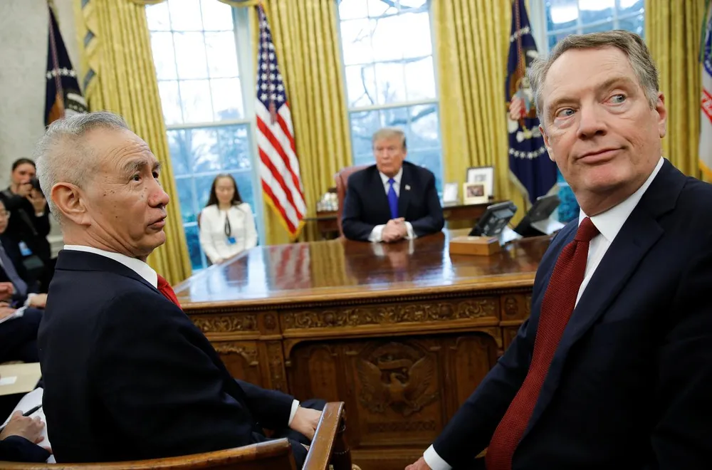 Tổng thống Mỹ Donald Trump (giữa) trong cuộc gặp với Đại diện Thương mại Mỹ Robert Lighthizer (phải) và Phó Thủ tướng Trung Quốc Lưu Hạc (trái) tại phòng Bầu dục ở Nhà Trắng ngày 22-2. Ảnh: REUTERS
