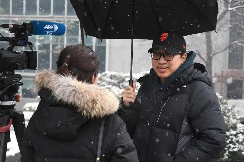 Choi Ji-seung, 29 tuổi, cho rằng chính thức chấm dứt chiến tranh Triều Tiên sẽ mang lại hiệu quả tích cực với kinh tế Hàn Quốc. Ảnh: AFP