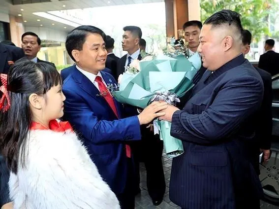 Chủ tịch UBND TP Hà Nội Nguyễn Đức Chung đón, tặng hoa chào mừng Chủ tịch Triều Tiên Kim Jong-un, tại khách sạn Melia ở Hà Nội trưa nay. ảnh: TTXVN