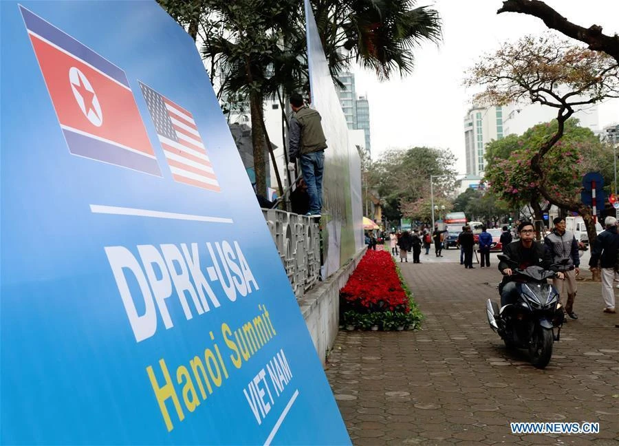 Quảng bá sự kiện thượng đỉnh Mỹ-Triều trên đường phố Hà Nội. Ảnh: THX