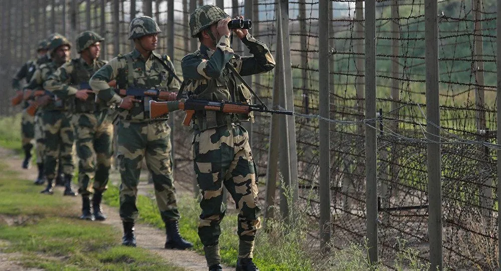 Lính biên phòng Ấn Độ tuần tra dọc biên giới với Pakistan gần bang Jammu and Kashmir ngày 26-2. Ảnh: REUTERS