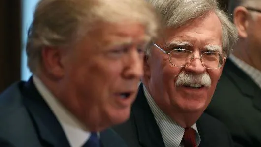 Cố vấn an ninh quốc gia Mỹ John Bolton (phải) đã đến Hà Nội trước khi Tổng thống Donald Trump (trái) đến tối qua. Ảnh: CNBC