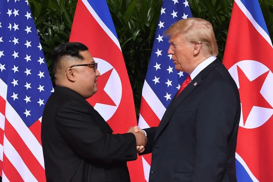 Lãnh đạo Triều Tiên Kim Jong-un (trái) và Tổng thống Mỹ Donald Trump bắt tay nhau trong kỳ thượng đỉnh đầu tiên ở Singapore. Ảnh: GETTY IMAGES