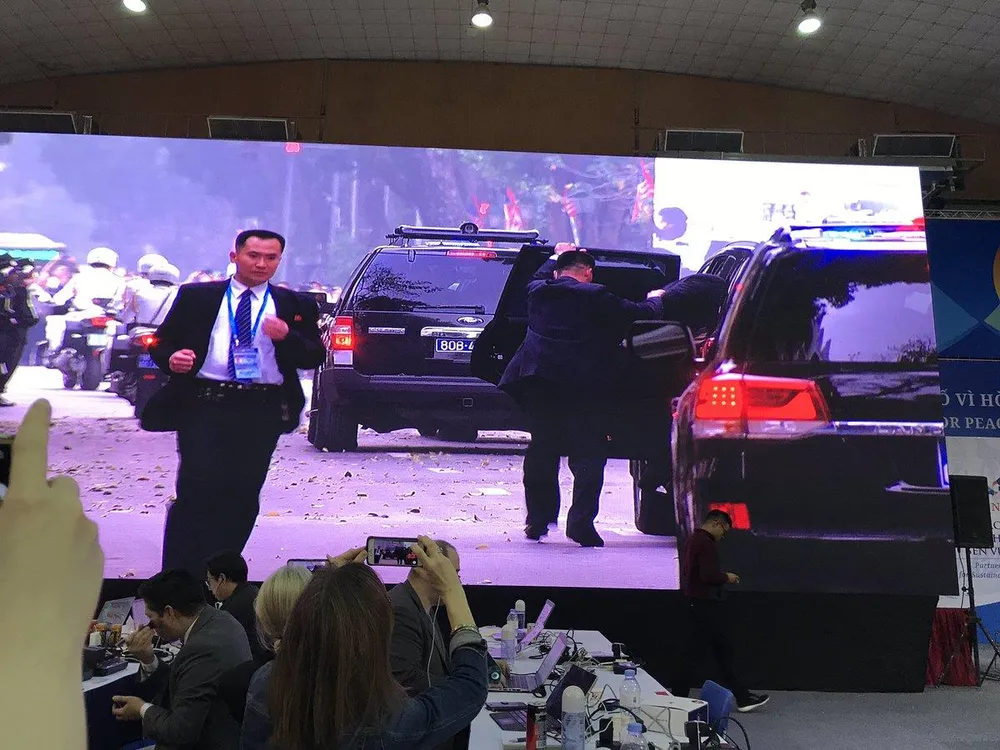 Lãnh đạo Triều Tiên Kim Jong-un lên xe rời khách sạn Sofitel Legend Metropole về lại khách sạn Melia sau khi không đạt được thỏa thuận với phía Mỹ. Ảnh: TWITTER