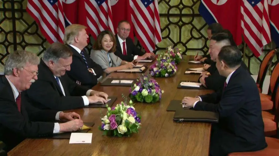 Tổng thống Mỹ Donald Trump và lãnh đạo CHDCND Triều Tiên Kim Jong-un và hai phái đoàn quan chức họp mở rộng sáng nay. Ảnh: CNN