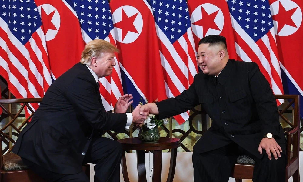 Tổng thống Mỹ Donald Trump (trái) và lãnh đạo Triều Tiên Kim Jong-un trong cuộc gặp tối qua 27-2 tại khách sạn Sofitel Legend Metropole. Ảnh: GETTY IMAGES