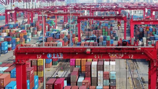 Hàng hóa tại cảng Thanh Đảo, tỉnh Sơn Đông (Trung Quốc) tháng 11-2018. Trung Quốc nói rõ việc Mỹ nhanh chóng dỡ bỏ thuế quan đánh lên 200 tỉ USD hàng Trung Quốc rất cần thiết để hai bên tiến đến thỏa thuận. Ảnh: GETTY IMAGES