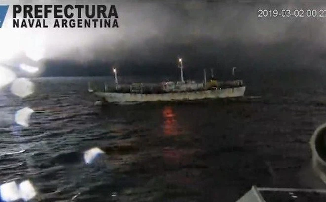 Tàu cá Hua Xiang 801 của Trung Quốc bị tàu bảo vệ bờ biển Argentina nổ súng và rượt đuổi sáng 2-3. Ảnh: SHANGHAIIST