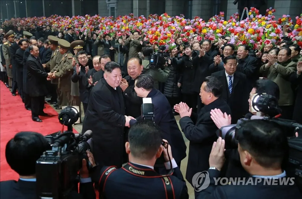 Lãnh đạo Triều Tiên Kim Jong-un bắt tay với các quan chức chính phủ chào mừng mình về nước, tại nhà ga Bình Nhưỡng sáng 5-3. Ảnh: YONHAP lấy lại từ KCNA