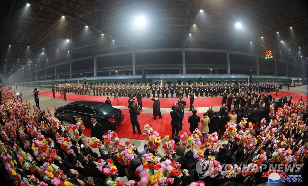 Quang cảnh chào đón lãnh đạo Triều Tiên Kim Jong-un về nước sau chuyến đi Việt Nam nhằm tham gia kỳ thượng đỉnh thứ hai với Tổng thống Mỹ Donald Trump. Ảnh: YONHAP lấy lại từ KCNA