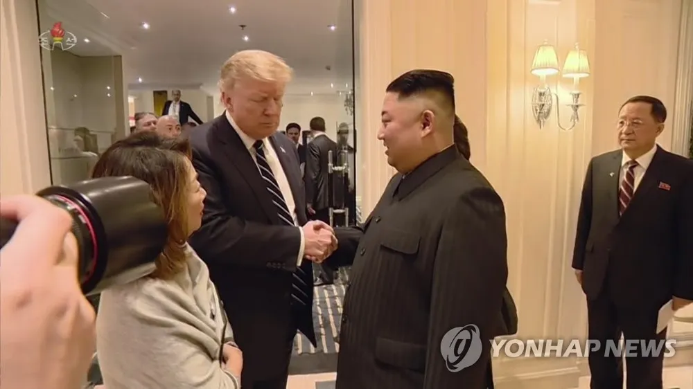 Tổng thống Mỹ Donald Trump (trái) bắt tay tạm biệt lãnh đạo Triều Tiên Kim Jong-un (phải) khi kết thúc kỳ thượng đỉnh thứ hai tại Hà Nội trưa 28-3. Ảnh: YONHAP chụp lại từ màn hình đài truyền hình trung ương Triều Tiên KCTV
