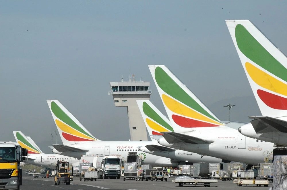 Máy bay của hãng Ethiopian Airlines đậu hàng dài tại sân bay quốc tế Bole ở thủ đô Addis Ababa (Ethiopia). Ảnh: AIRLINE RATINGS