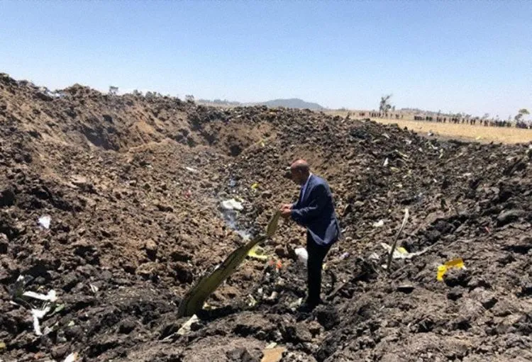Ông Tewolde GebreMariam, CEO hãng Ethiopian Airlines tại hiện trường tai nạn, tay cầm một mảnh vỡ của chiếc Boeing 737 Max 8. Ảnh: ETHIOPIAN AIRLINES