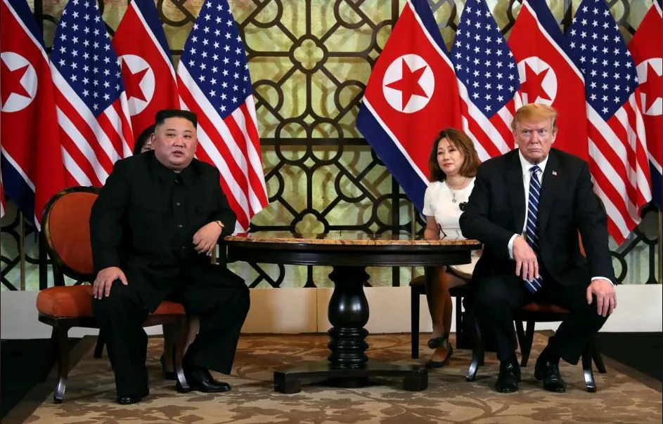 Lãnh đạo Triều Tiên Kim Jong-un (trái) và Tổng thống Mỹ Donald Trump tại kỳ thượng đỉnh thứ hai ở Hà Nội ngày 28-2. Ảnh: REUTERS