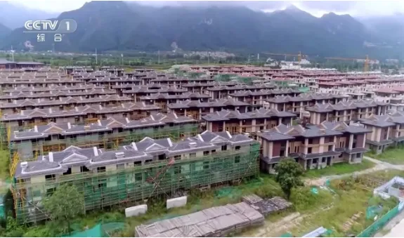 Khu biệt thự được xây dựng trong một khu bảo tồn thiên nhiên trên núi Tần Lĩnh ở tỉnh Thiểm Tây, bất chấp chỉ đạo đập bỏ của Chủ tịch Tập Cận Bình. Ảnh: CCTV