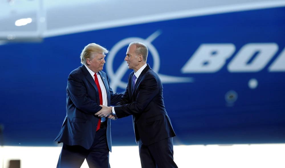 Tổng thống Mỹ Donald Trump (trái) trong một lần gặp CEO Dennis Muilenburg của Boeing. Ảnh: WSJ